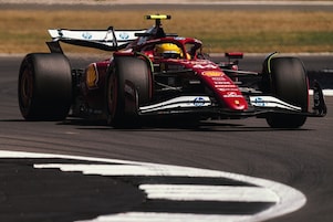 Auto Ferrari de Fórmula Uno 2016 cruzando la línea de meta