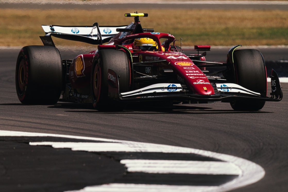 Auto Ferrari de Fórmula Uno 2016 cruzando la línea de meta