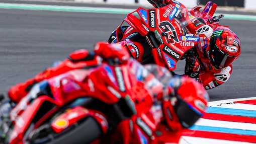 Superbike y piloto de Ducati corriendo por una curva de la pista