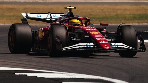 Auto Ferrari de Fórmula Uno 2016 cruzando la línea de meta