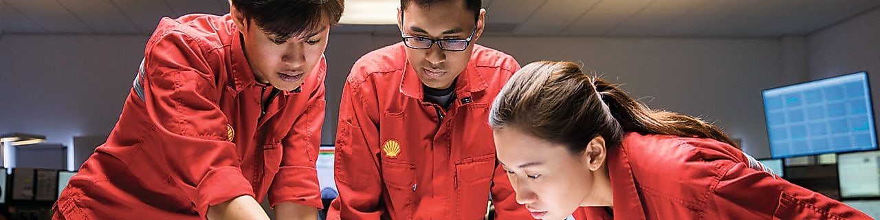 Tres empleados revisando planos