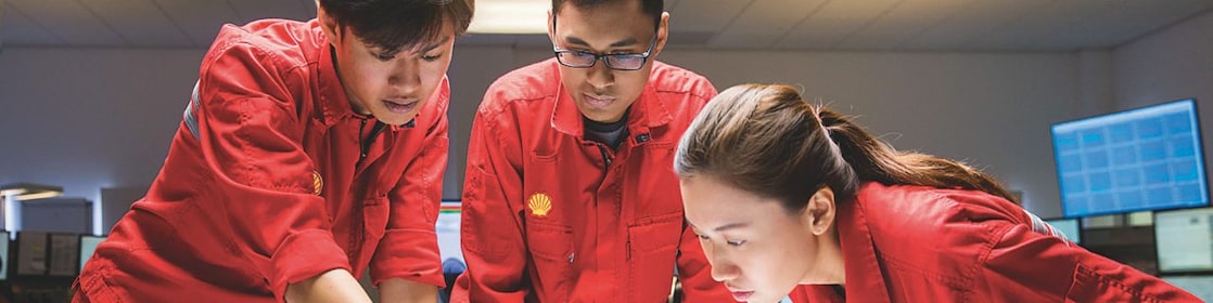 Tres empleados revisando planos