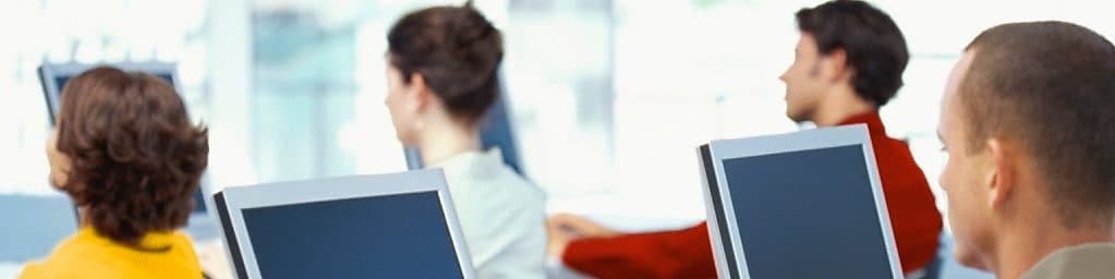 Empleados trabajando con ordenadores en una oficina