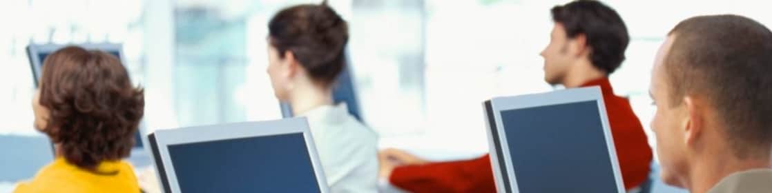 Empleados trabajando con ordenadores en una oficina