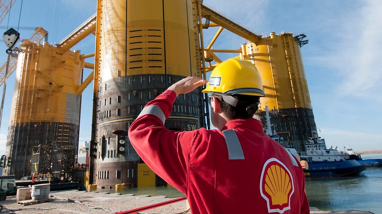 Ingeniero observando una plataforma en construcción