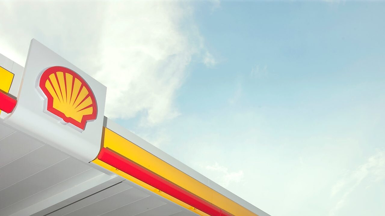 El símbolo de Shell en una estación de servicio minorista