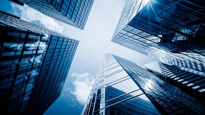 Mirando hacia el cielo entre edificios reflectantes