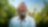 Hombre sonriente con barba delante de unos árboles con un resumen del gráfico de generación de valor para el accionista