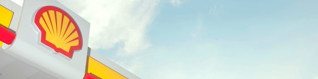 El símbolo de Shell en una estación de servicio minorista