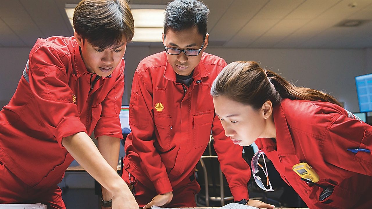 Tres empleados revisando planos