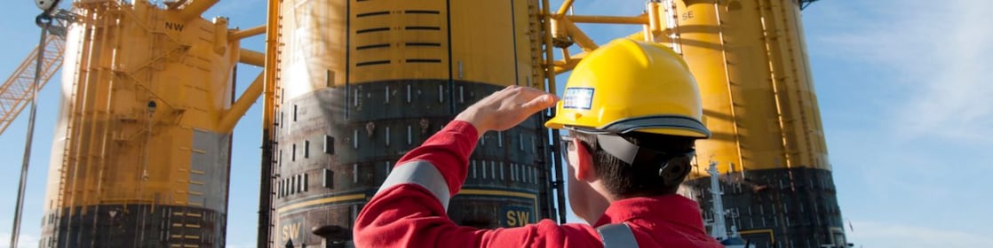 Ingeniero observando una plataforma en construcción