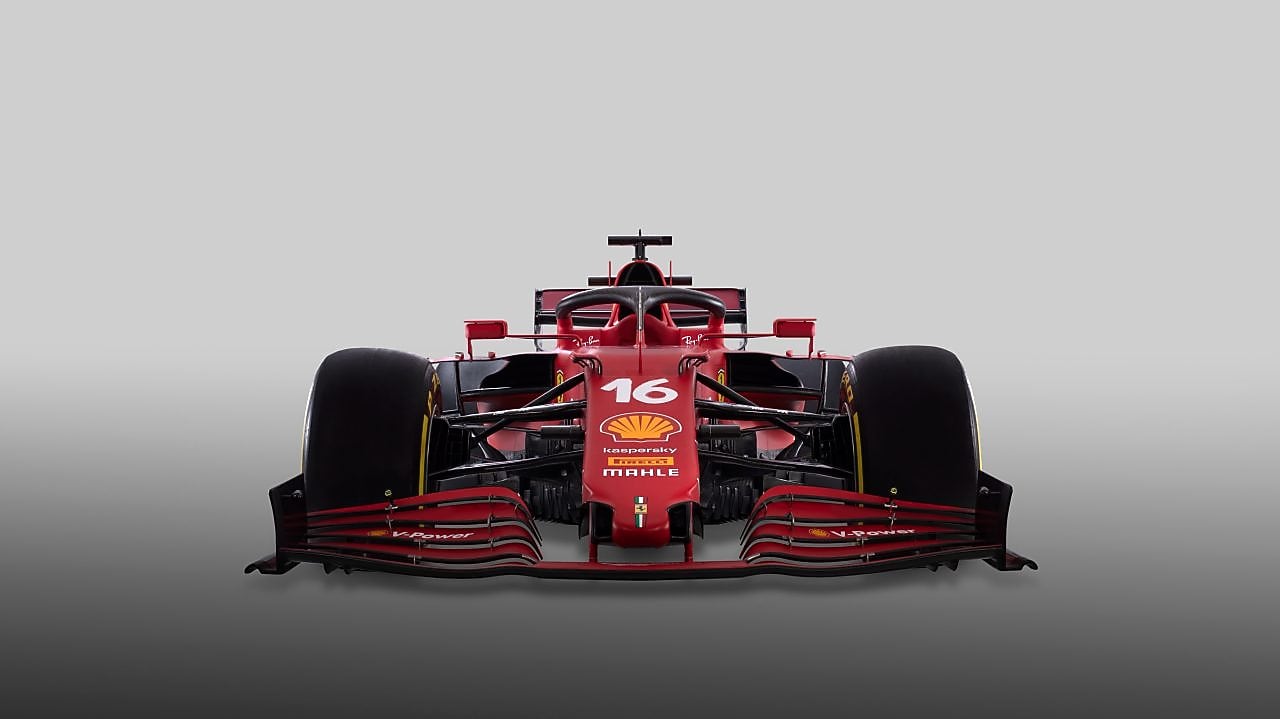 Auto de F1 de la Scuderia Ferrari en el taller