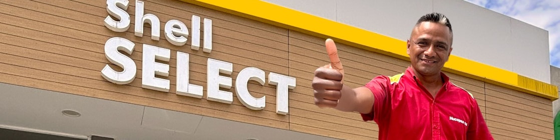 Una pareja de jóvenes se toma una selfie dentro de una tienda de conveniencia upa!
