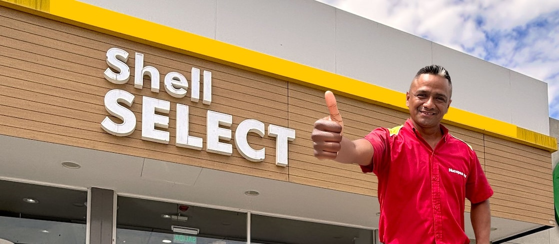 Una pareja de jóvenes se toma una selfie dentro de una tienda de conveniencia upa!