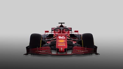 Auto de F1 de la Scuderia Ferrari en el taller