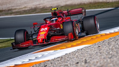 Auto Ferrari de Fórmula Uno 2016 cruzando la línea de meta