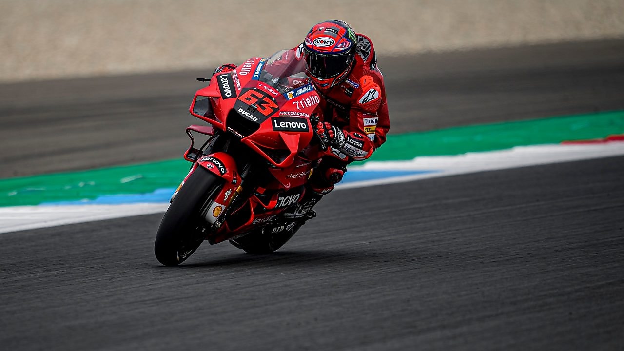 Superbike y piloto de Ducati corriendo por una curva de la pista