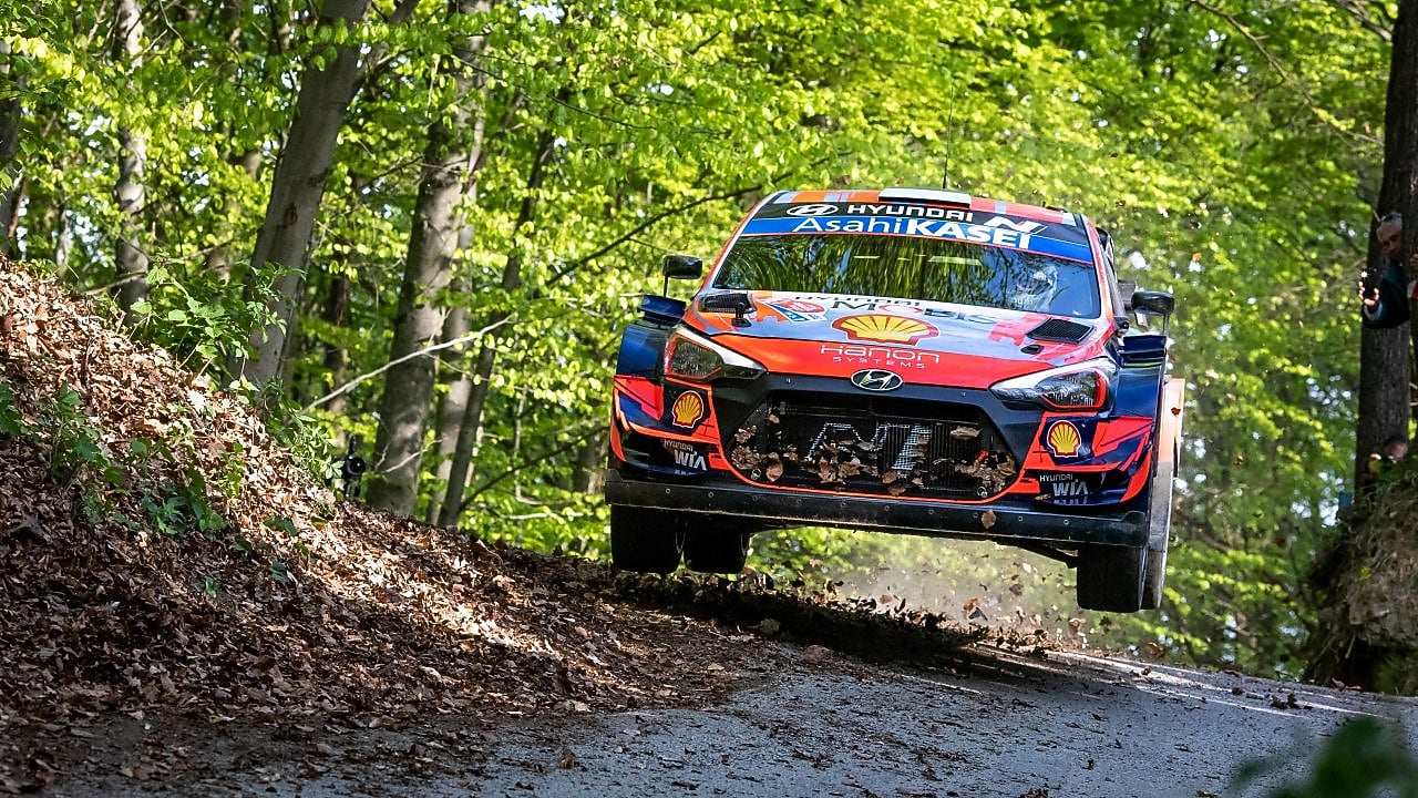 auto de rally derrapando en una curva en el Campeonato del Mundo de Rally