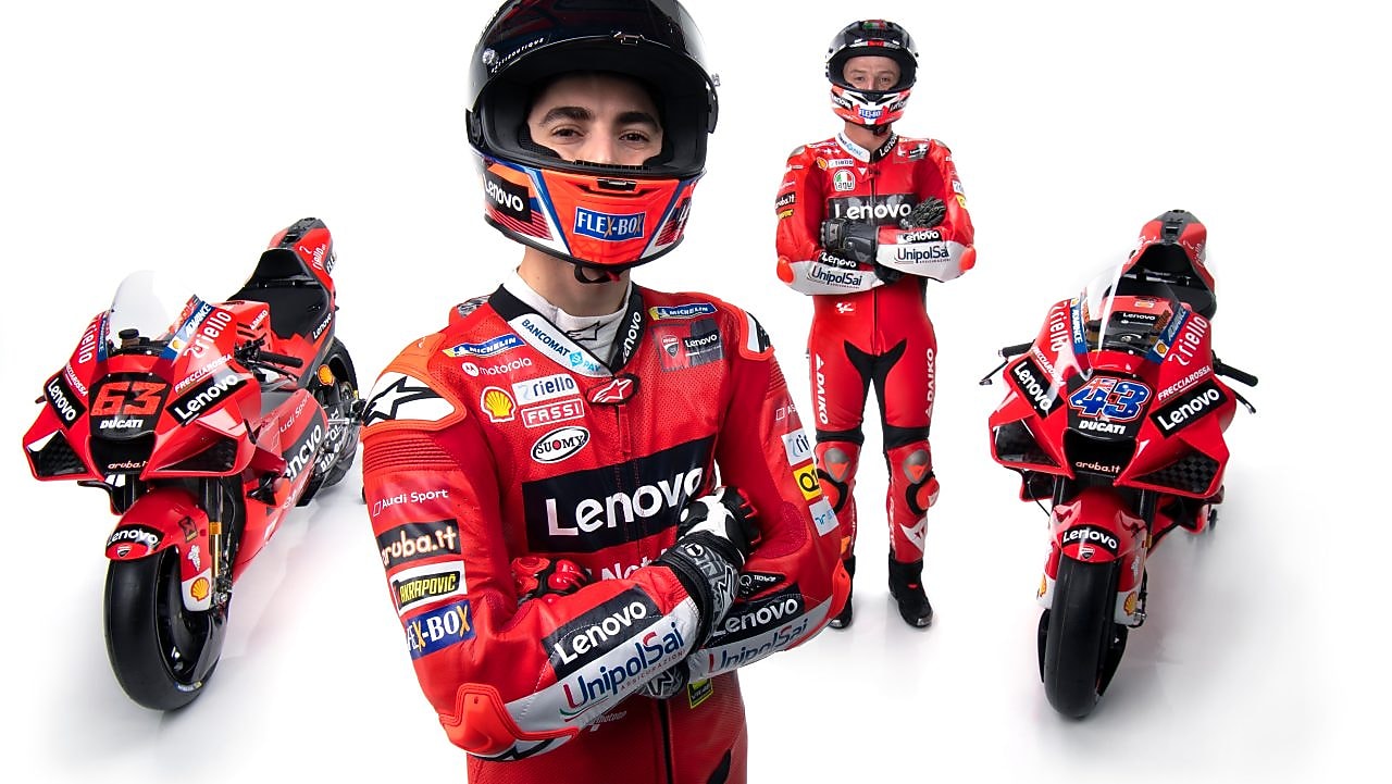 Dos pilotos de Ducati 2016 sentados junto a una moto Ducati