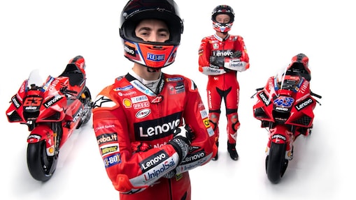 Dos pilotos de Ducati 2016 sentados junto a una moto Ducati
