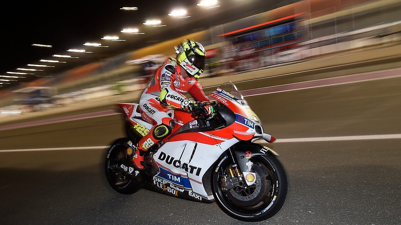 Piloto de Ducati conduciendo una moto a alta velocidad en una pista de noche