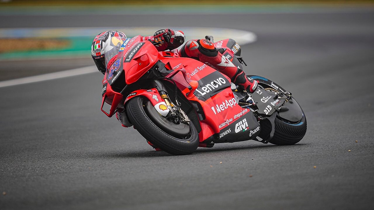 Piloto de Ducati compitiendo en MotoGP