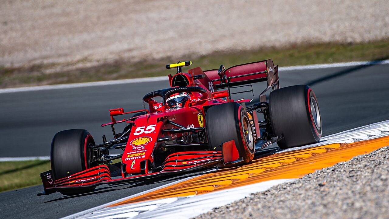 Auto Ferrari de Fórmula Uno 2016 cruzando la línea de meta