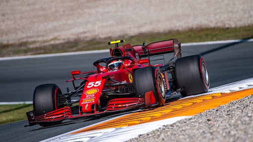 Auto Ferrari de Fórmula Uno 2016 cruzando la línea de meta