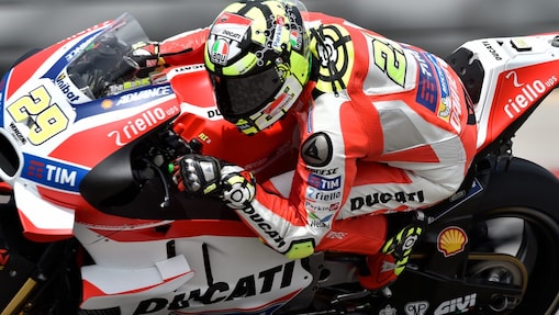 Piloto de Ducati sobre su moto inclinándose en una curva durante la carrera