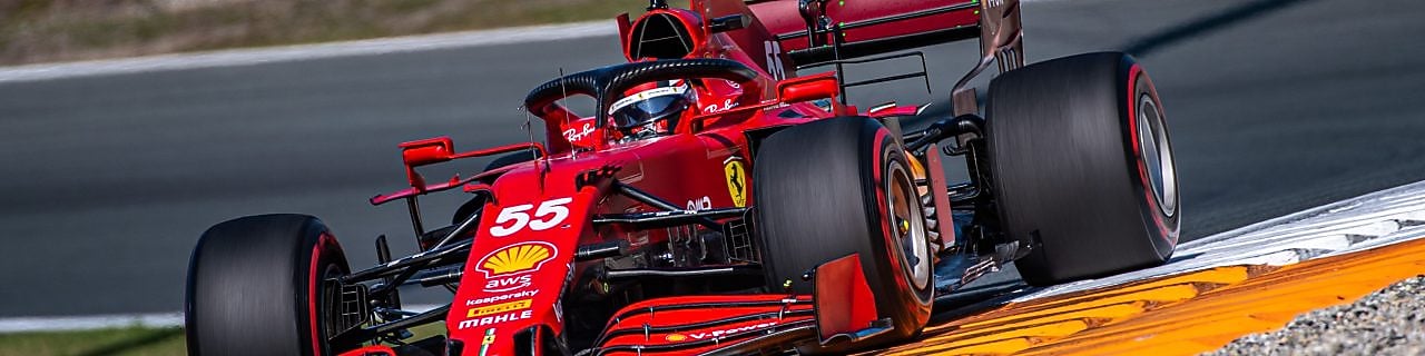 Kimi Raikkonen, piloto de Fórmula 1 del equipo Ferrari, corriendo con su auto Ferrari SF15-T