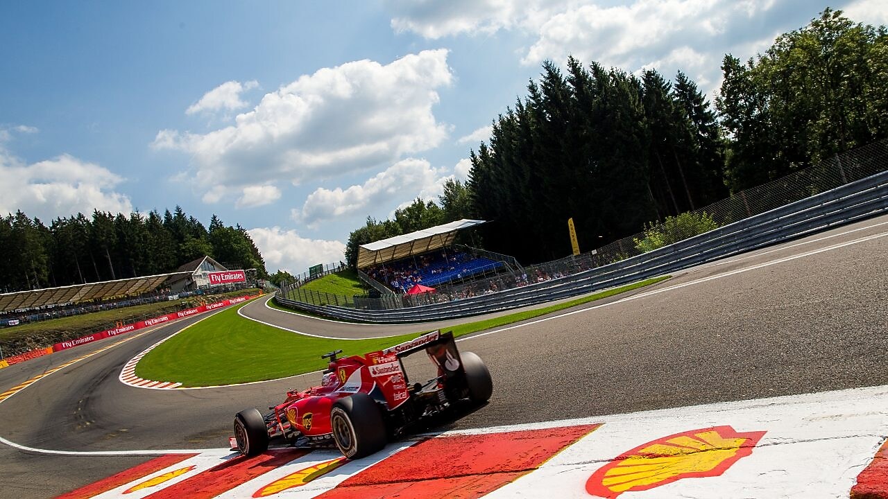 El piloto alemán Sebastian Vettel de Ferrari conduce durante los entrenamientos para el Gran Premio de Fórmula Uno de Bélgica en el circuito de Spa-Francorchamps