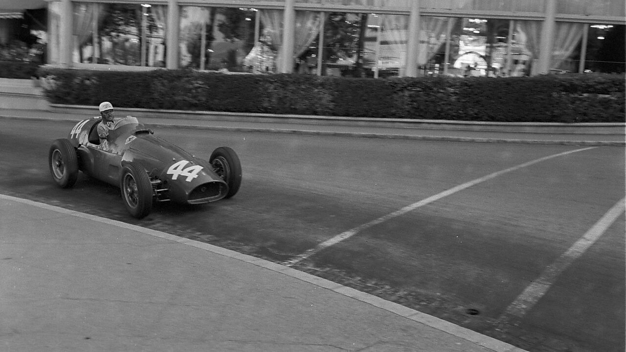 Maurice Trintignant conduciendo su auto Ferrari de Fórmula 1 en el Gran Premio de Mónaco de 1955