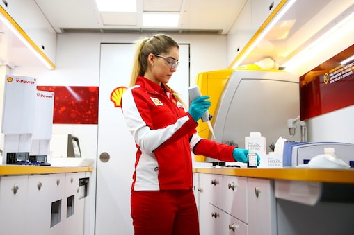 Científica de Ferrari trabajando en un laboratorio