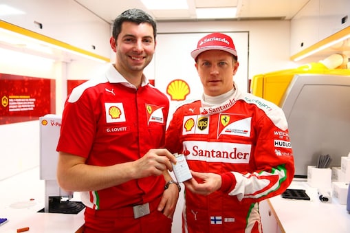 Guy Lovett y Kimi Raikkonen promocionando Shell V-Power