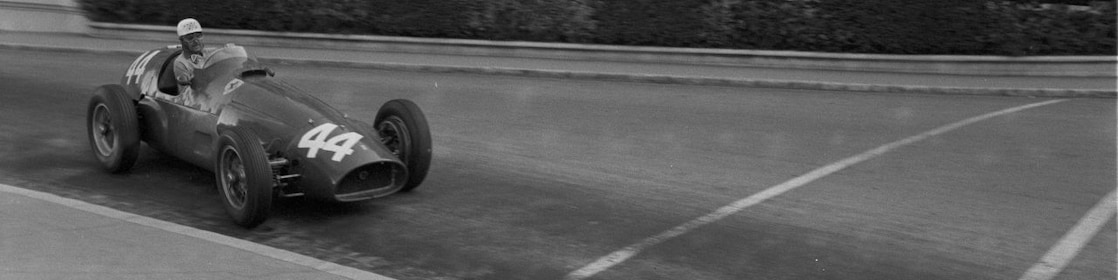 Maurice Trintignant conduciendo su auto Ferrari de Fórmula 1 en el Gran Premio de Mónaco de 1955