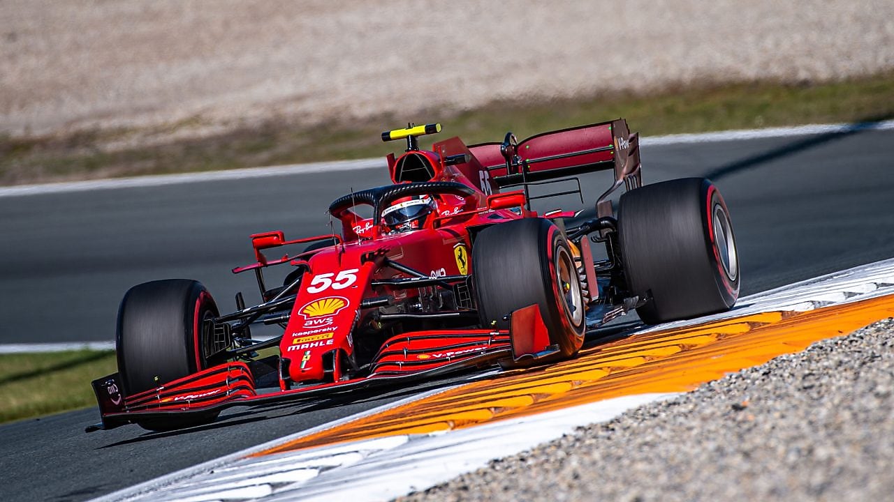 Auto Ferrari de Fórmula Uno 2016 cruzando la línea de meta
