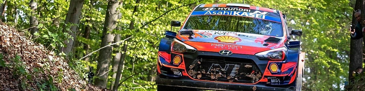 Coche de rally derrapando en una curva en el Campeonato del Mundo de Rally