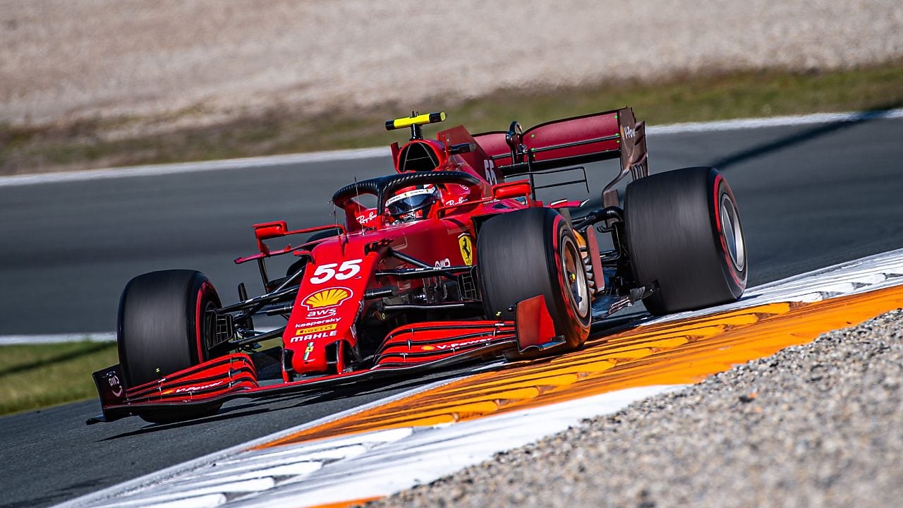 Auto Ferrari de Fórmula Uno 2016 cruzando la línea de meta