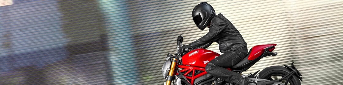 Hombre andando una moto que usa aceite de alta calidad para motor de motocicleta