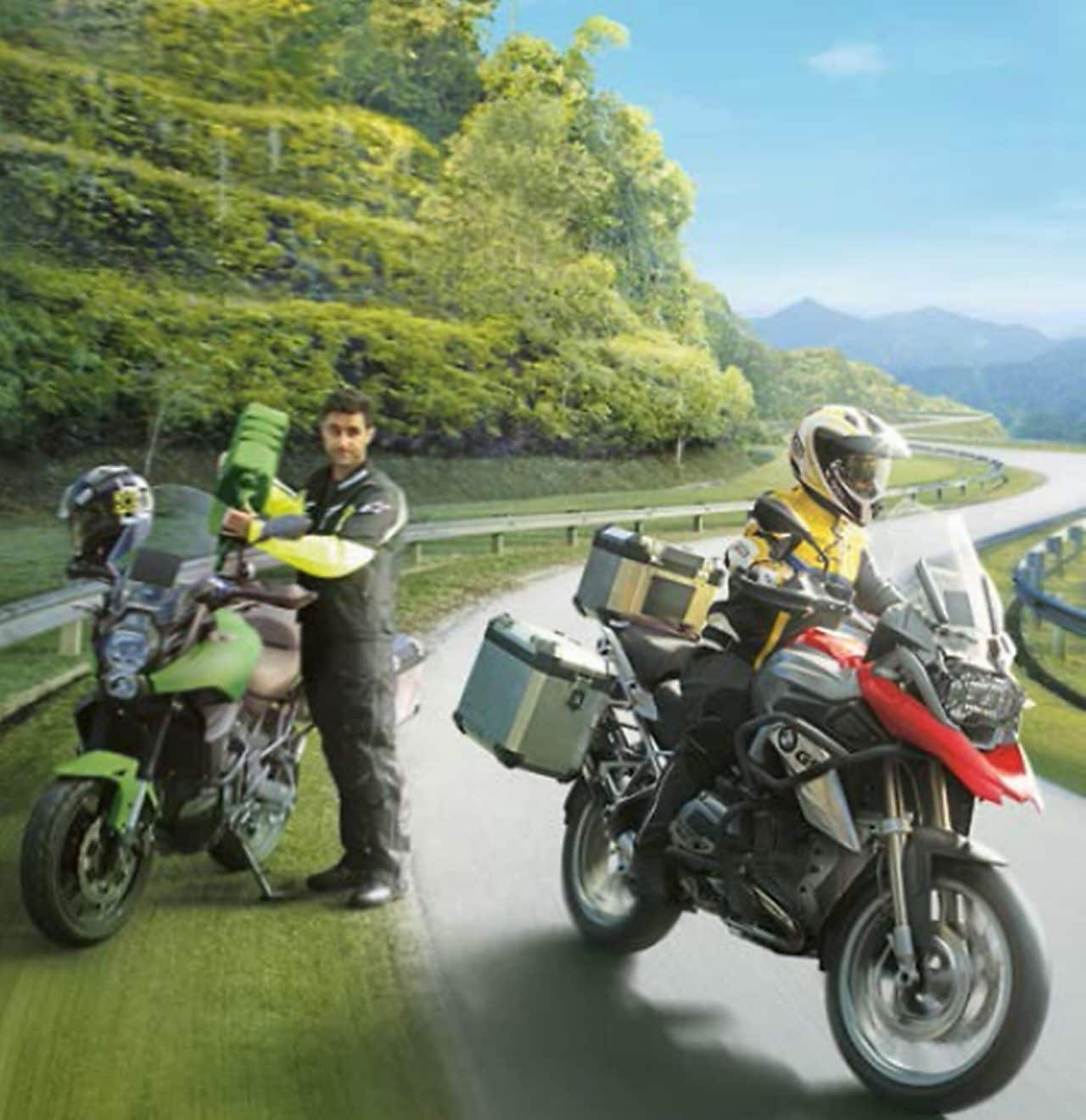 dos pilotos, uno conduciendo en la ruta; el otro, echando combustible a su motocicleta