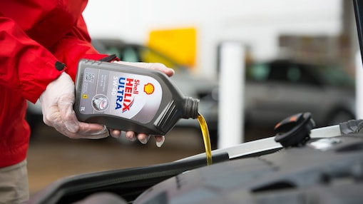 Vertido de Shell Helix Ultra en un motor