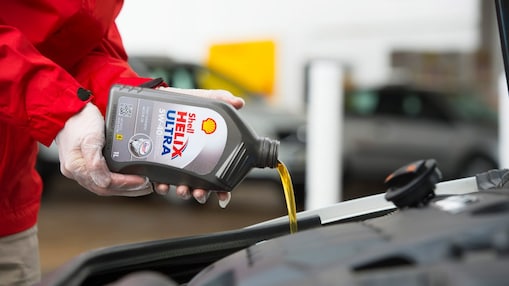 Vertido de Shell Helix Ultra en un motor