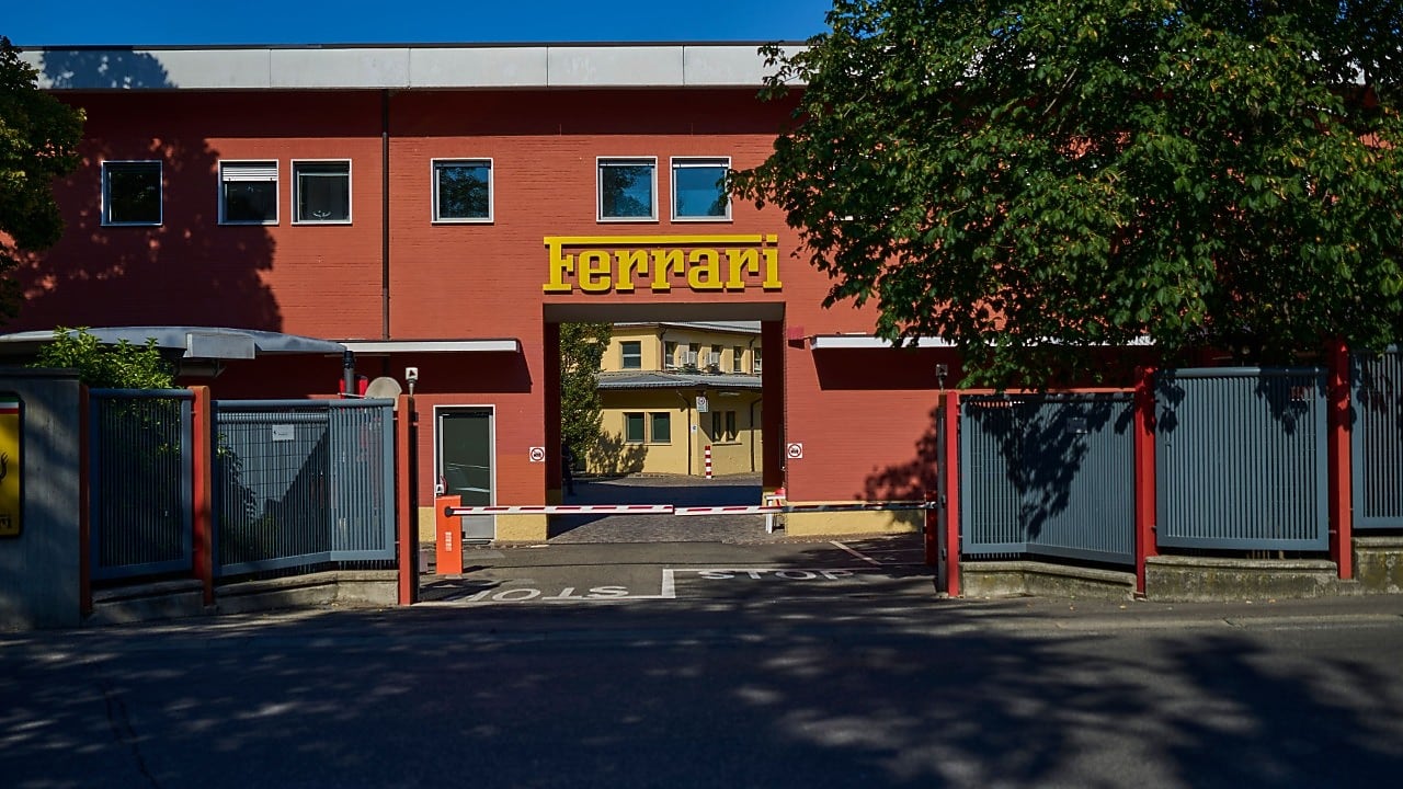 Vive una experiencia exclusiva recorriendo la fábrica de la Scuderia Ferrari HP.